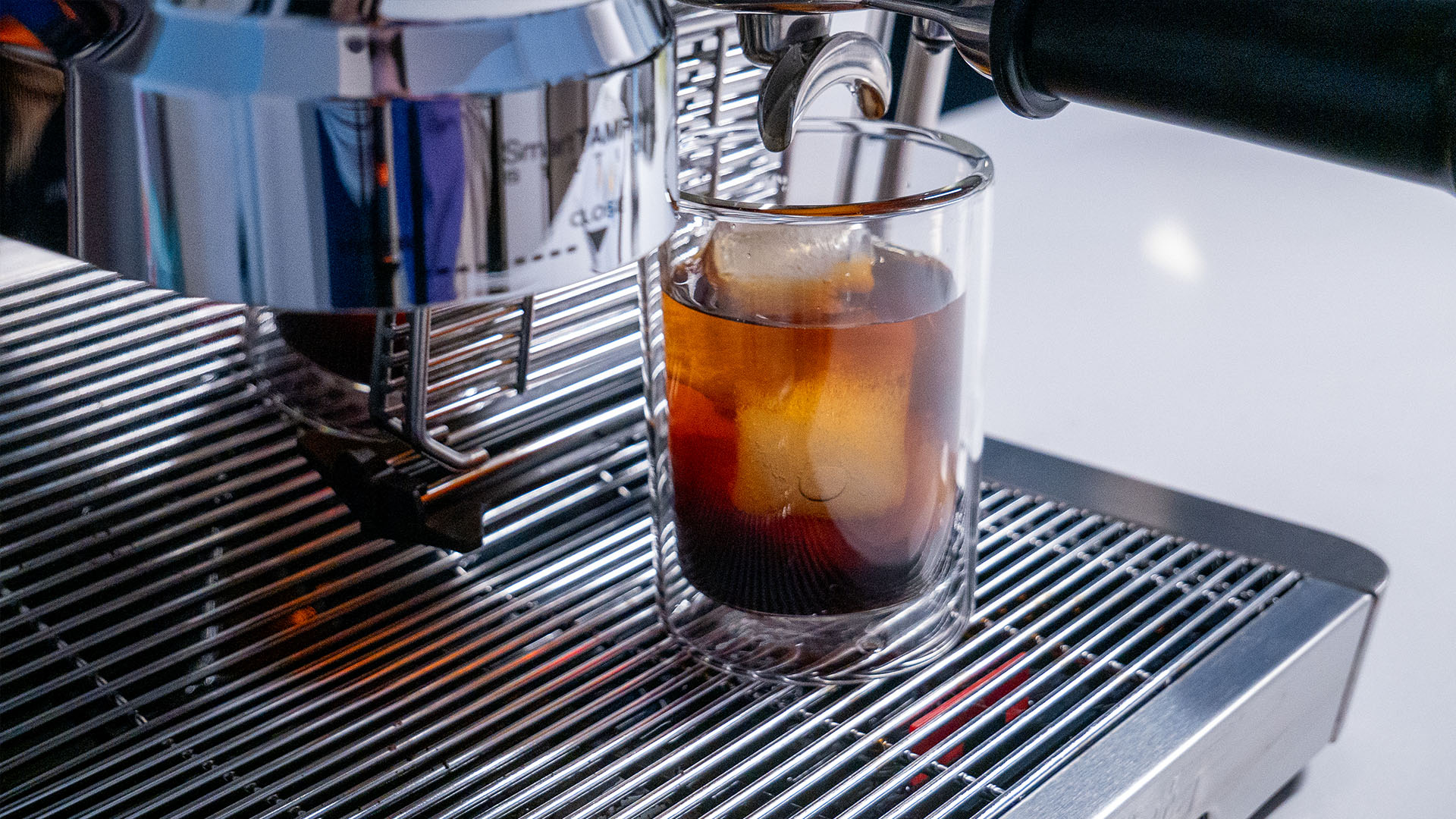 image d'une boisson infusée à froid par la machine à espresso La Specialista Opera de De'Longhi