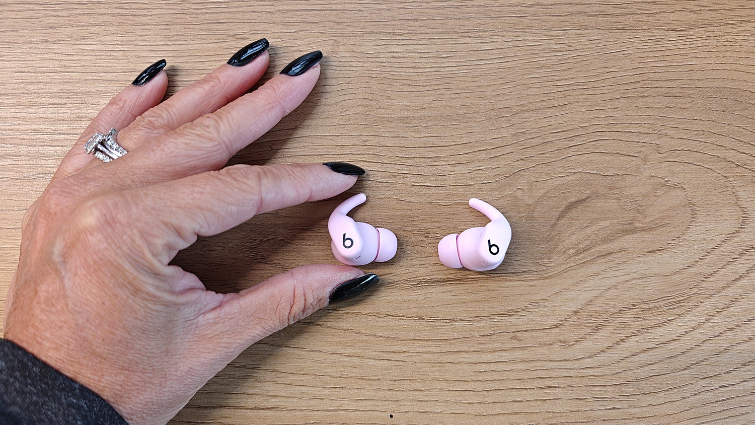 Main qui démontre la grosseur Powerbeats Fit