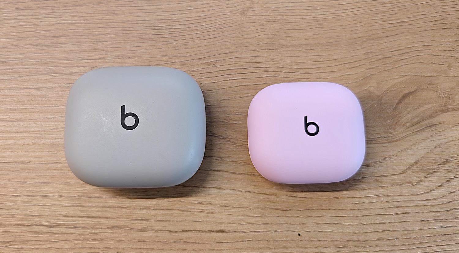 2 différents boitiers Powerbeats Fit