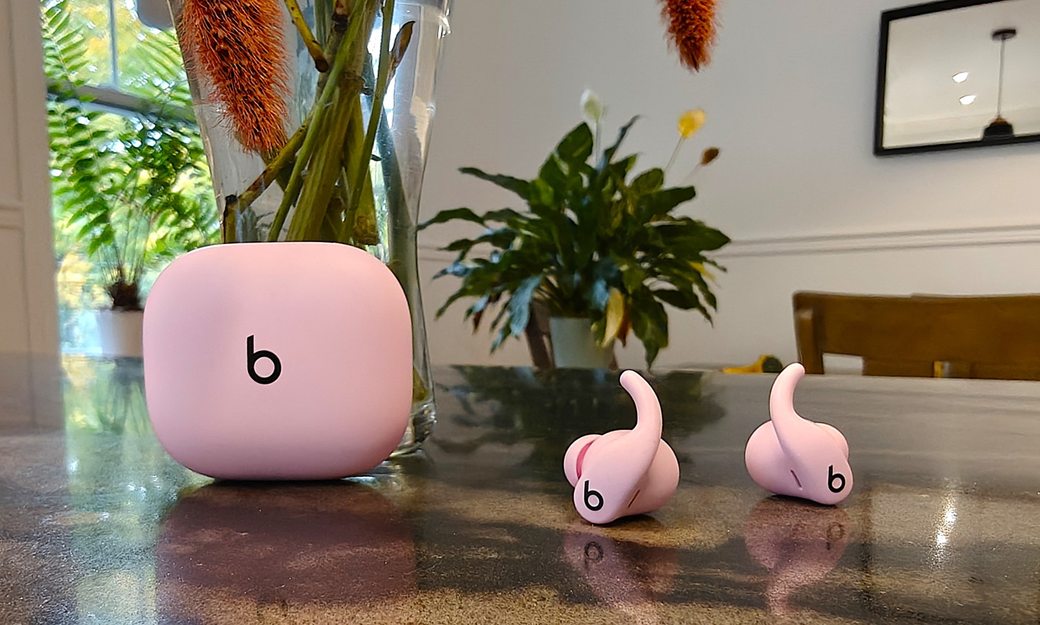 Powerbeats Fit sur une table