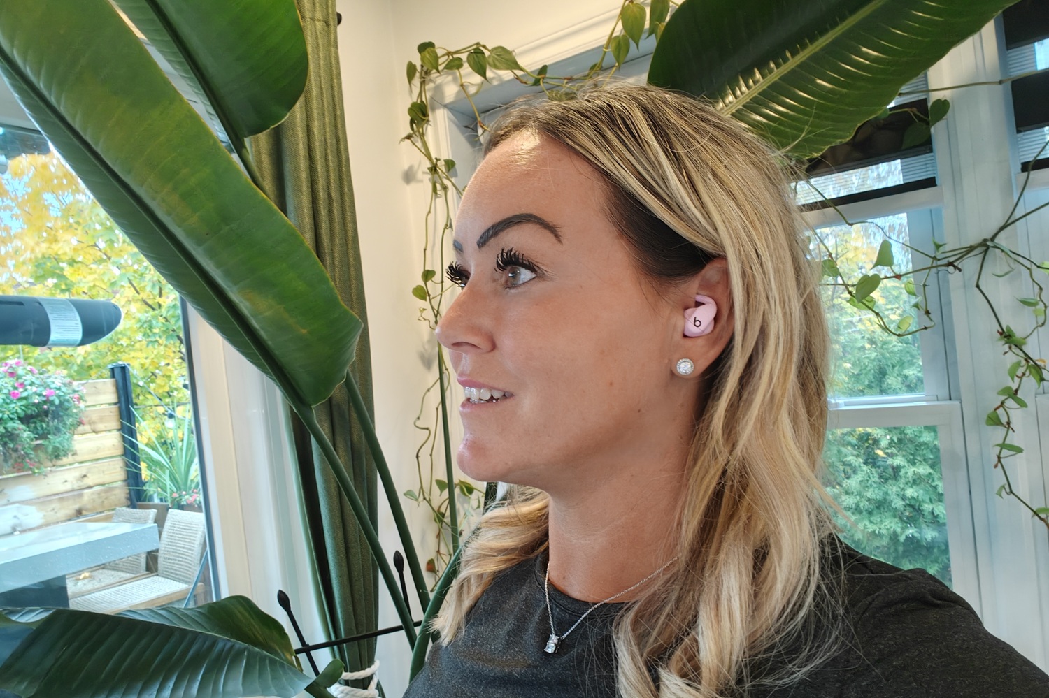 Myriam Larouche-T qui porte les écouteurs Powerbeats fit