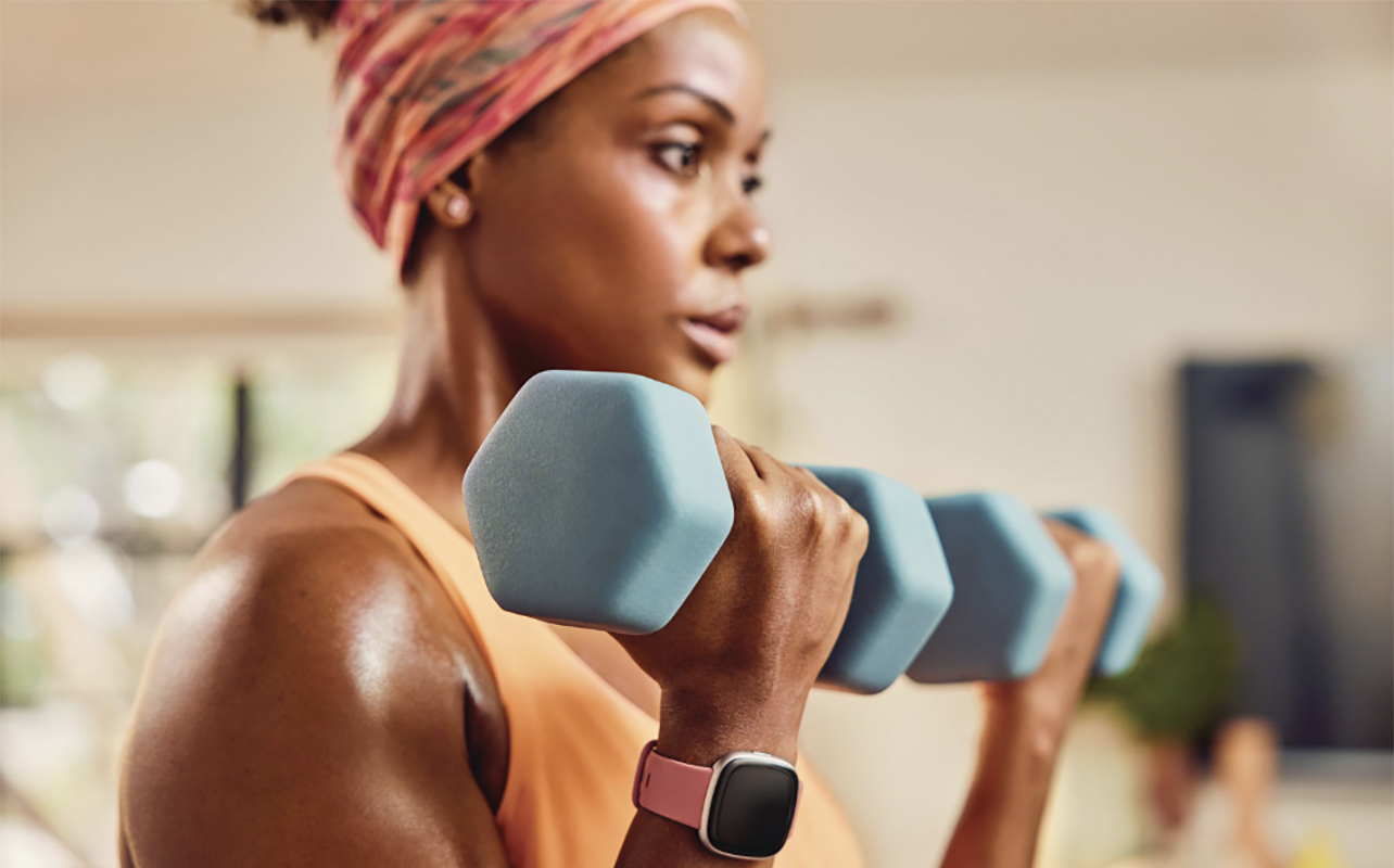 Une femme s'entraîne avec une montre intelligente au poignet
