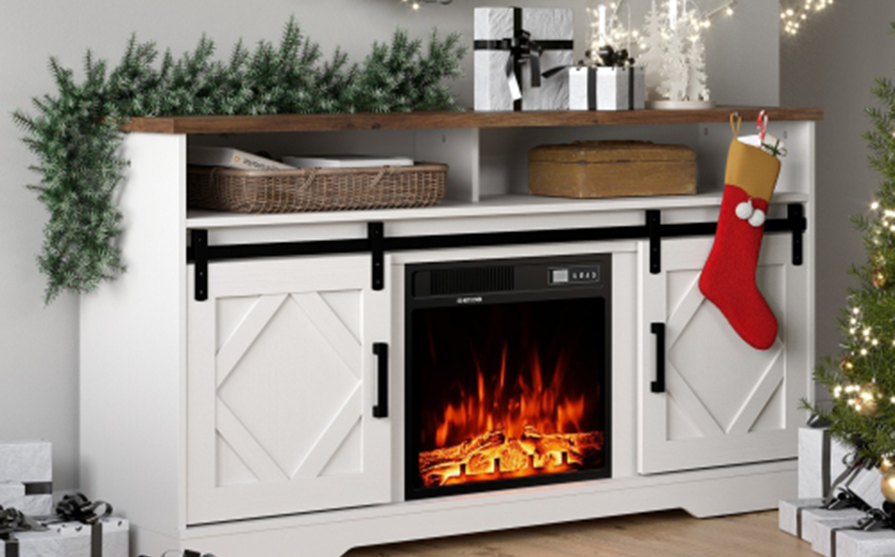 Cadeaux de Noël et bas de Noël autour d'un meuble télé avec foyer allumé