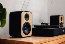 do record players need speakers