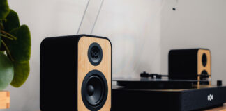 do record players need speakers