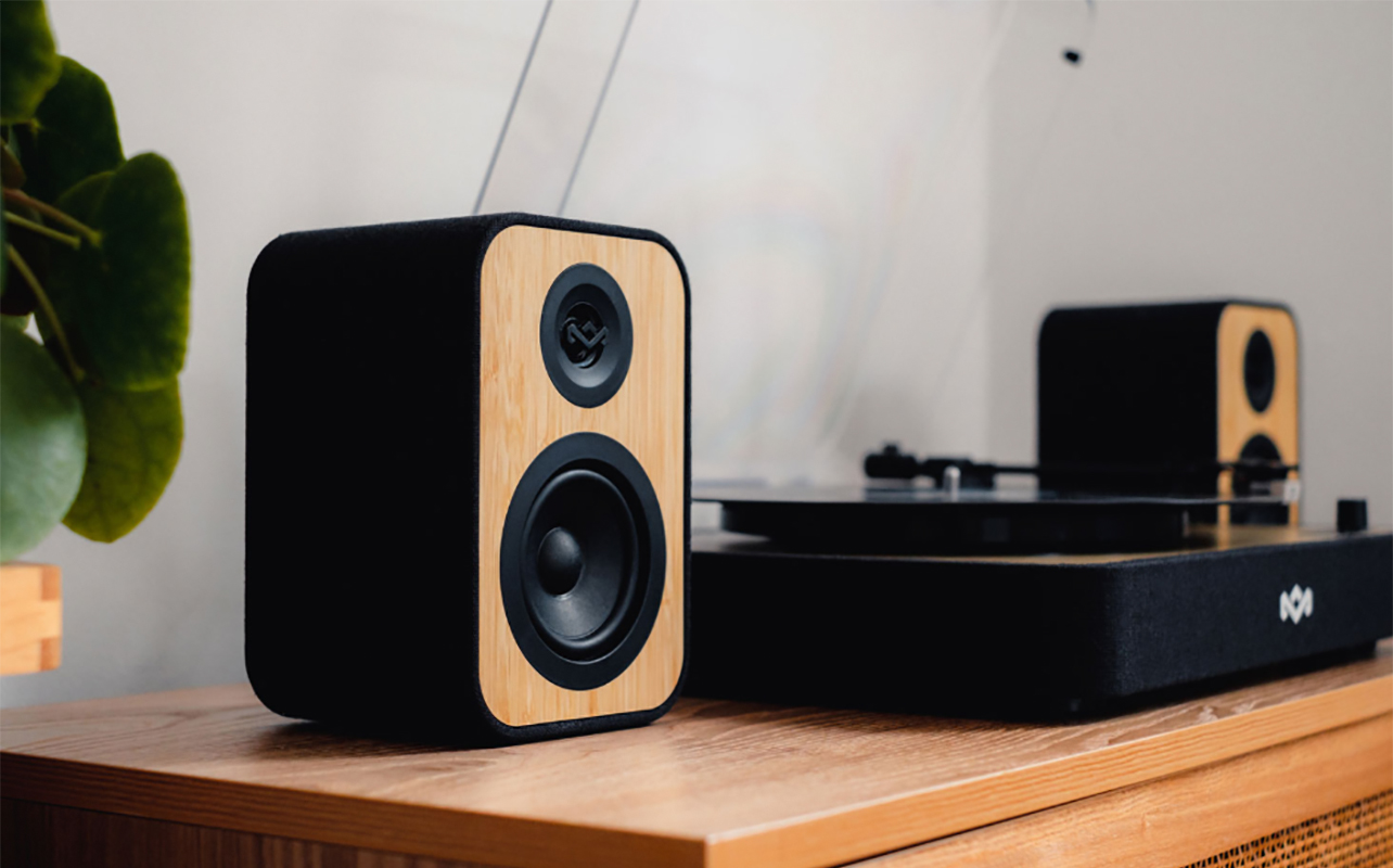 do record players need speakers