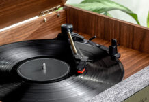 Votre tourne-disque saute? Découvrez pourquoi et comment régler le problème victrola-century-6-in-1-turntable-angle
