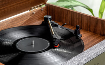 Votre tourne-disque saute? Découvrez pourquoi et comment régler le problème victrola-century-6-in-1-turntable-angle