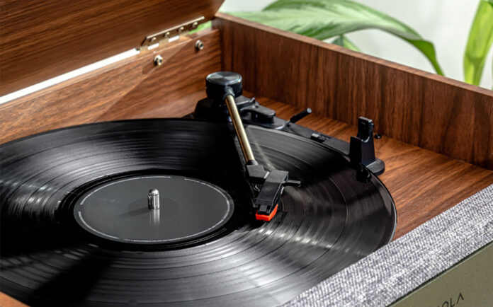 Votre tourne-disque saute? Découvrez pourquoi et comment régler le problème victrola-century-6-in-1-turntable-angle