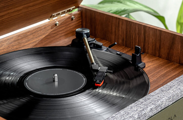 Votre tourne-disque saute? Découvrez pourquoi et comment régler le problème victrola-century-6-in-1-turntable-angle