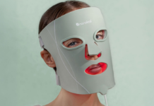 Femme portant un masque LED vert menthe