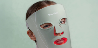 Femme portant un masque LED vert menthe
