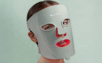 Femme portant un masque LED vert menthe