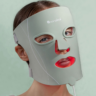 Femme portant un masque LED vert menthe