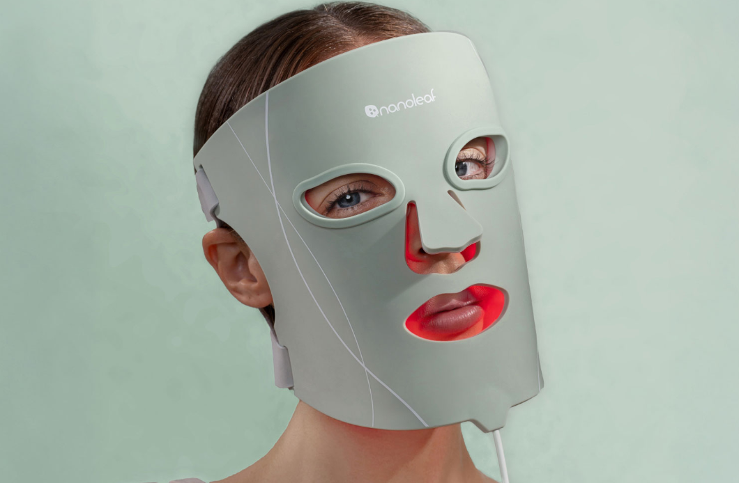 Femme portant un masque LED vert menthe