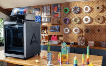 Image de l'imprimante 3D K2 Plus de Creality sur une table de travail avec des idées d'impressions