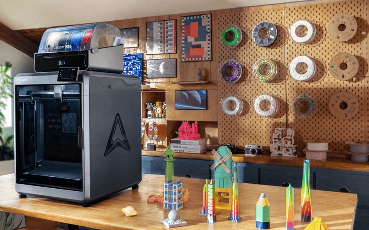 Image de l'imprimante 3D K2 Plus de Creality sur une table de travail avec des idées d'impressions