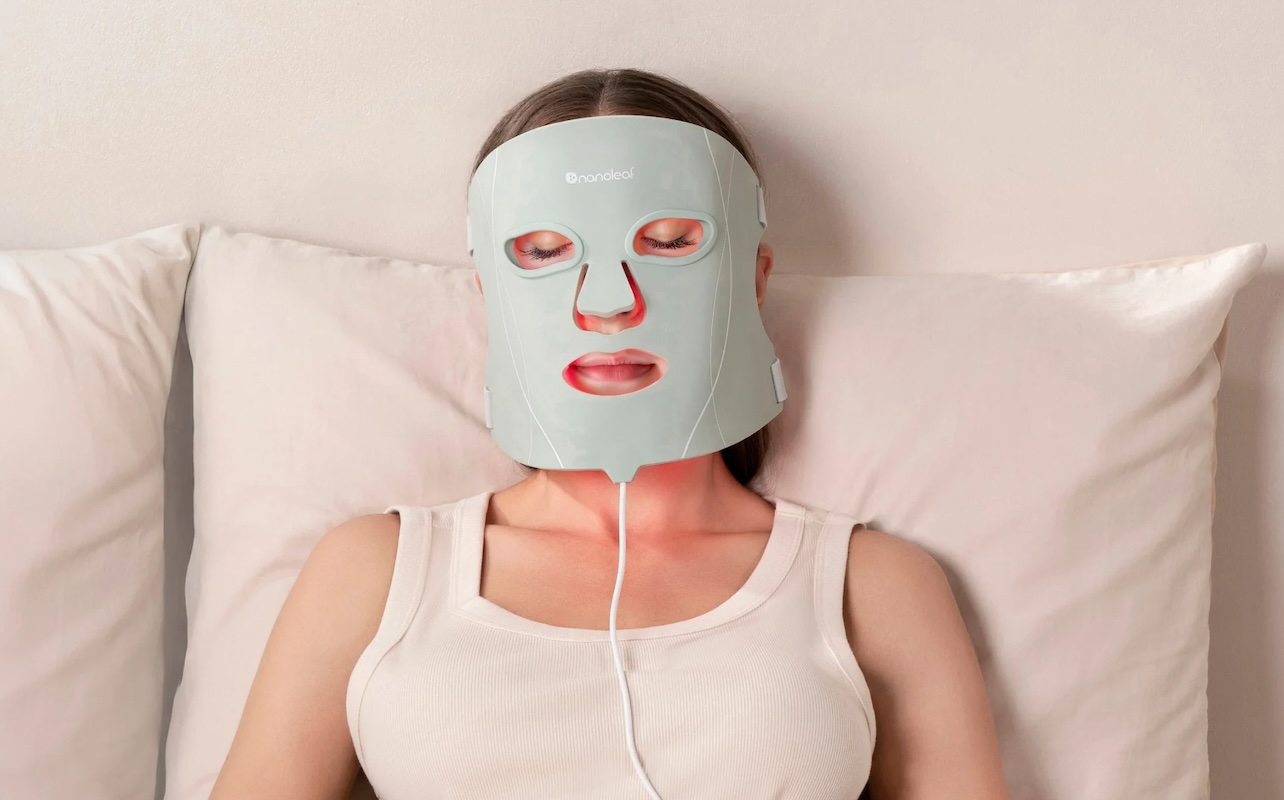 Personne couché avec un masque LED pour bien utiliser un appareil de soins du visage en toute sécurité