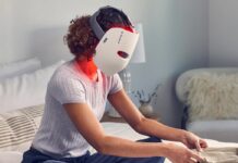 Conseils et erreurs à éviter lors de l’utilisation d’un appareil de soin de la peau Femme portant un masque de soins D.E.L