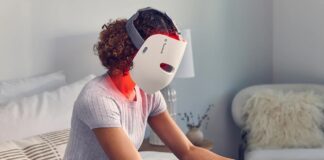 Femme portant un masque de soins D.E.L