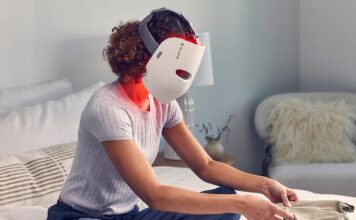 Femme portant un masque de soins D.E.L
