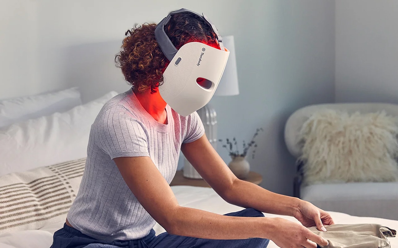 Femme portant un masque de soins D.E.L