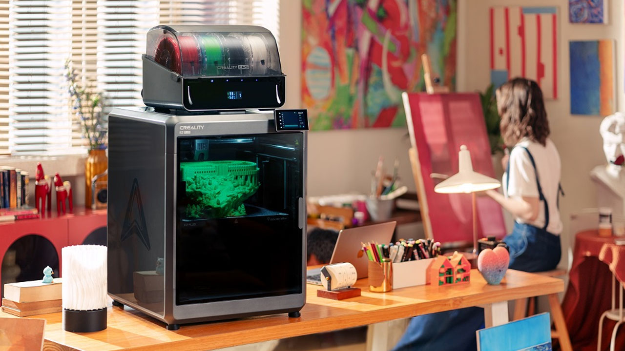Image d'une imprimante 3D de Creality dans un atelier de peinture sur un bureau
