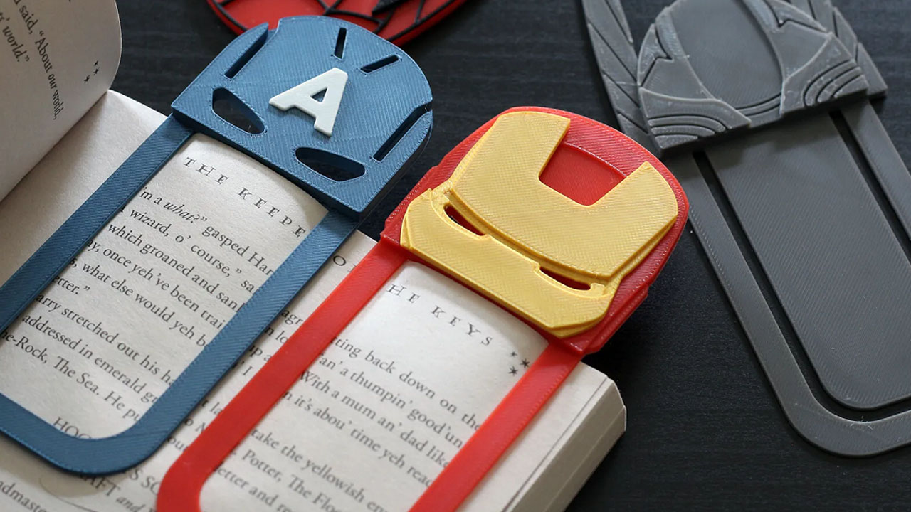 Image de signet fabriqué avec une imprimante 3D sur un livre à l'effigie de superhéros. 