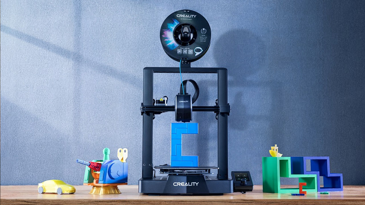 Image d'une imprimante 3D de Creality sur une table avec des jouets pour enfants. 