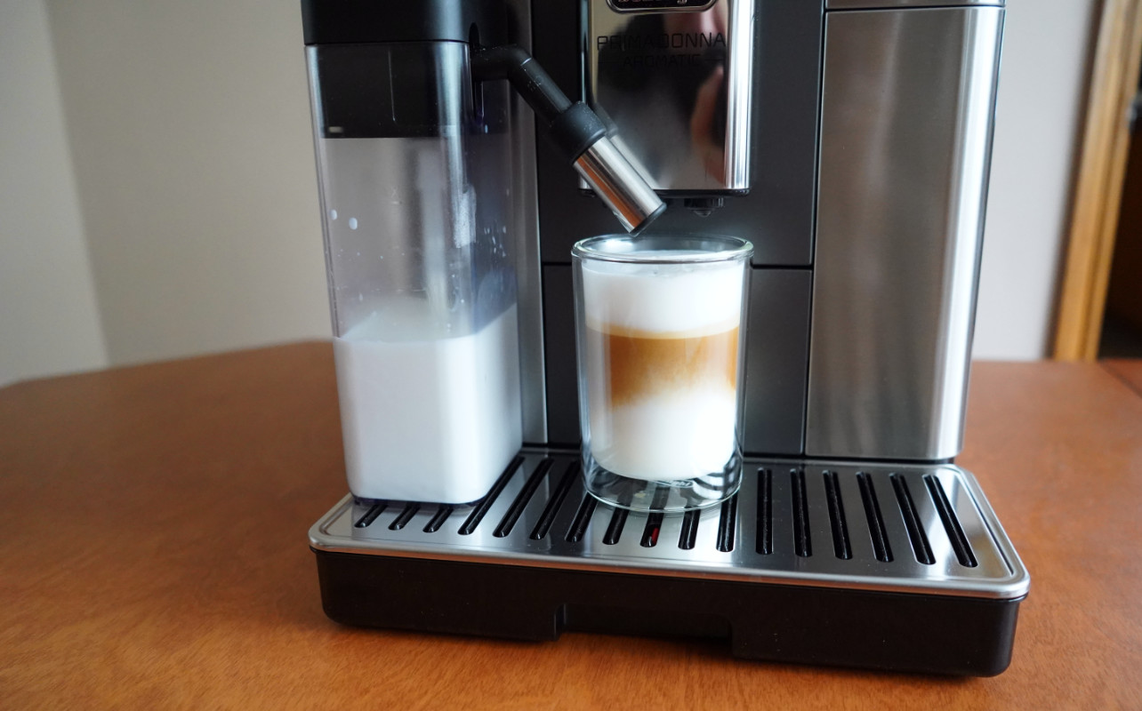 test de la De’Longhi PrimaDonna Aromatic : préparer une boisson avec du lait