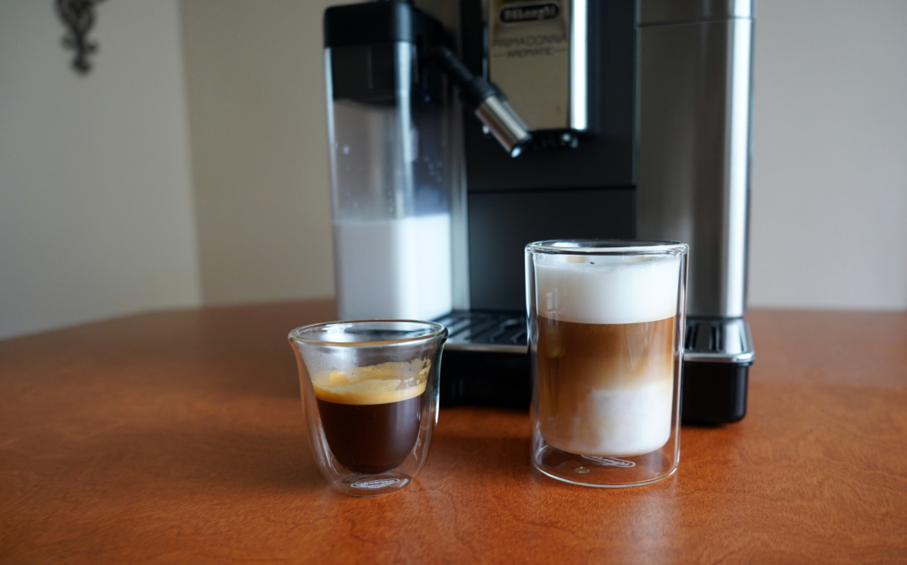 un café et un café au lait lors du test à la maison de la machine espresso De’Longhi PrimaDonna Aromatic
