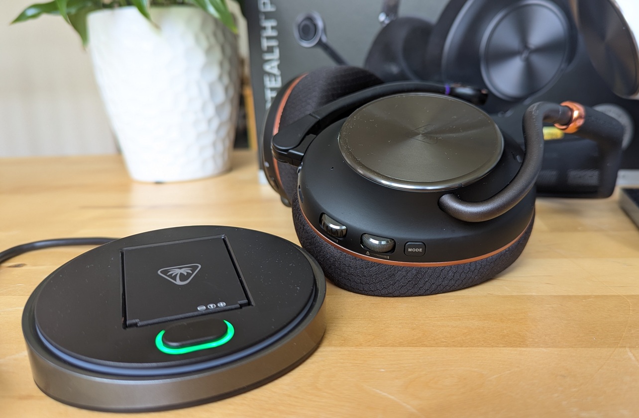 Gros plan du casque de jeu sans fil Stealth Pro II de Turtle Beach avec son émetteur