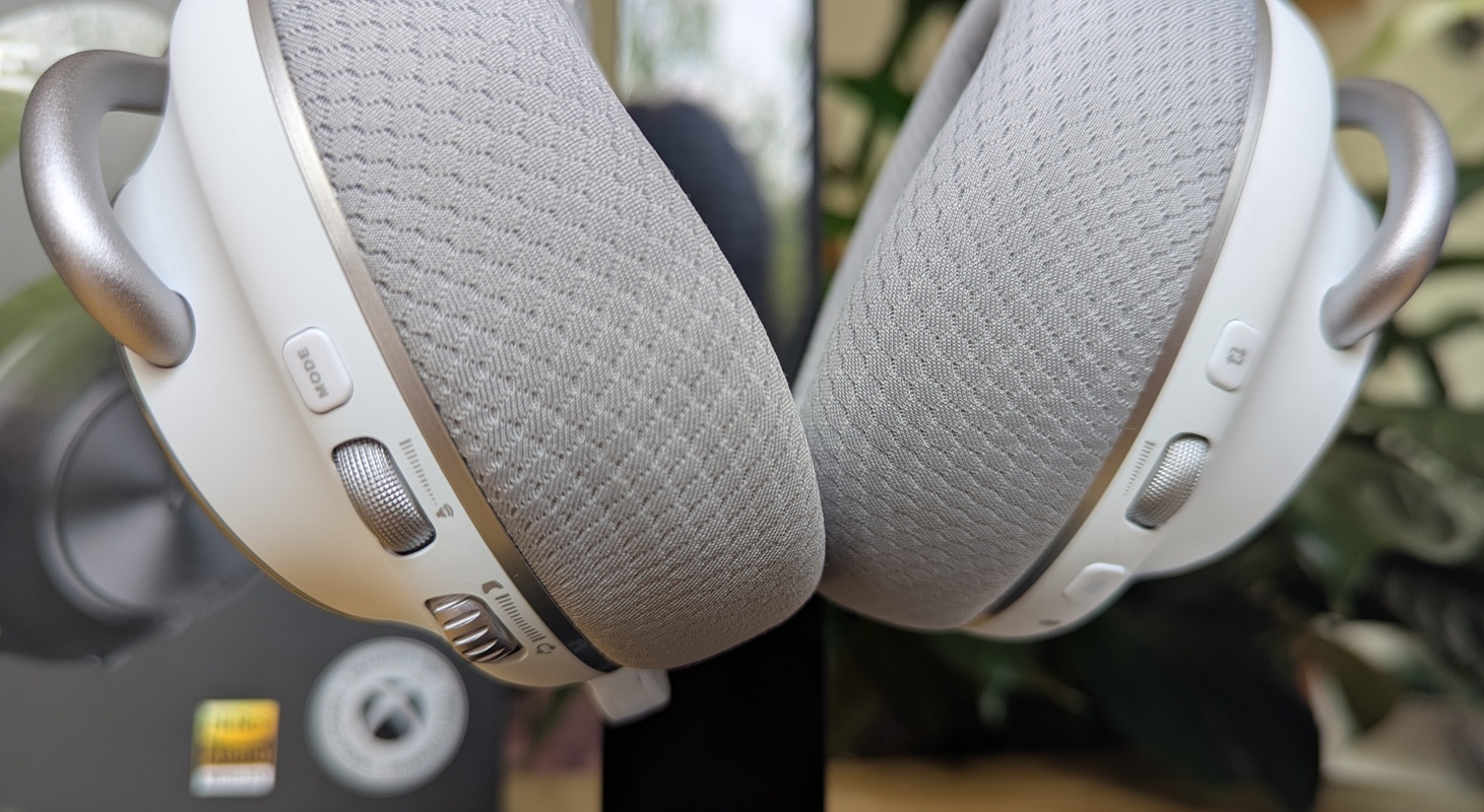 Gros plan sur les oreillettes du casque de jeu sans fil Stealth Pro II de Turtle Beach