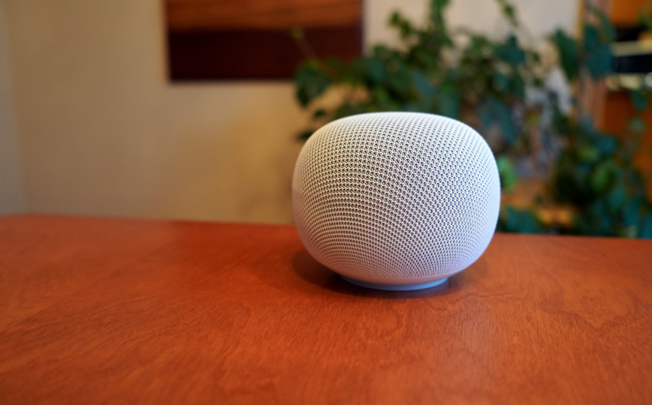 Enceinte connectée Google Home utilisée avec l'assistant vocal Gemini