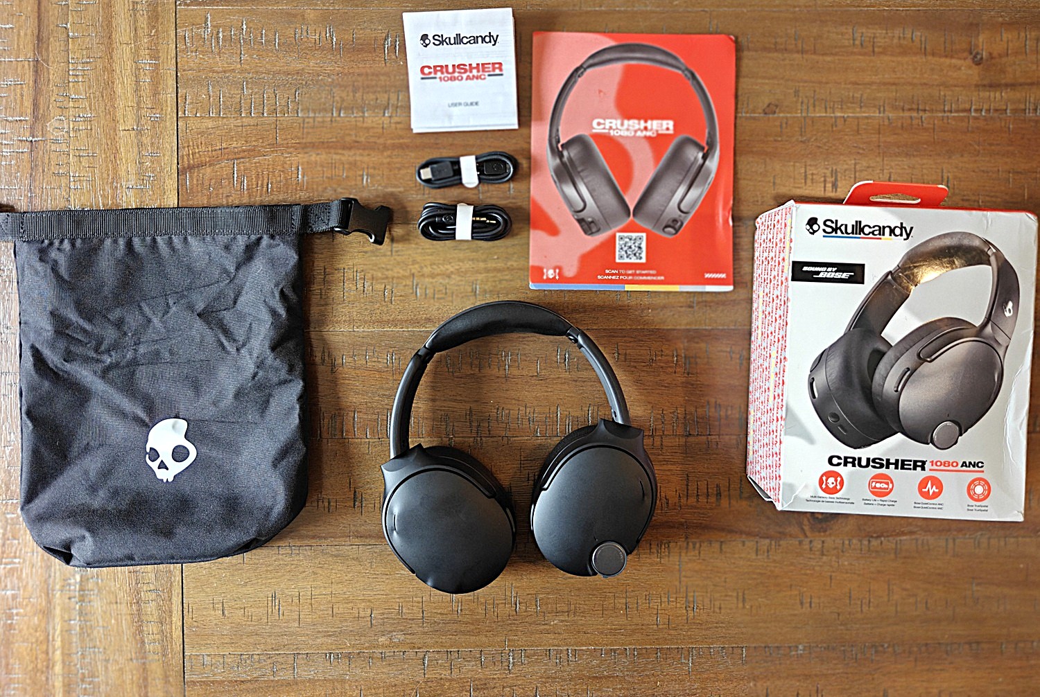 Contenu de la boîte du Skullcandy Crusher 1080 ANC avec étui, câble USB-C et câble audio