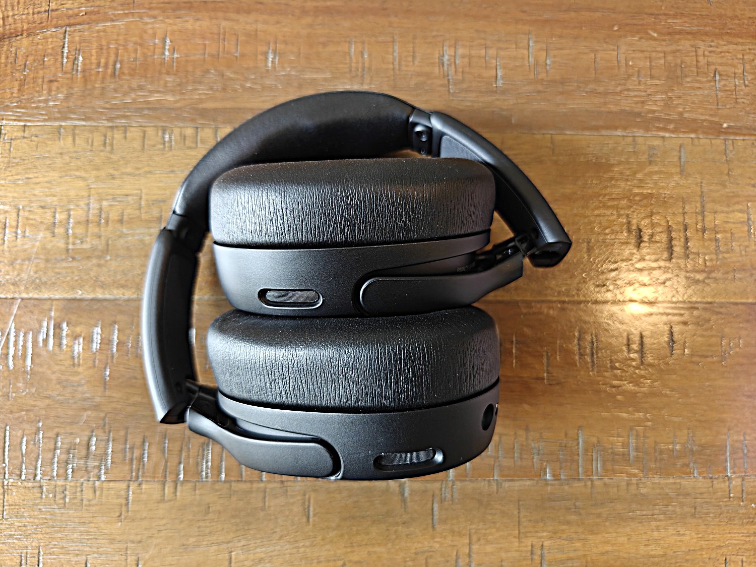 Casque Skullcandy Crusher 1080 ANC replié pour le transport dans son étui