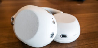 Image du casque 1000x THE COLLEXION de Sony posé sur une table en bois
