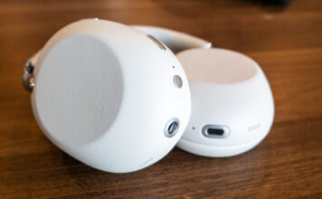 Image du casque 1000x THE COLLEXION de Sony posé sur une table en bois