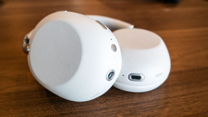 Image du casque 1000x THE COLLEXION de Sony posé sur une table en bois
