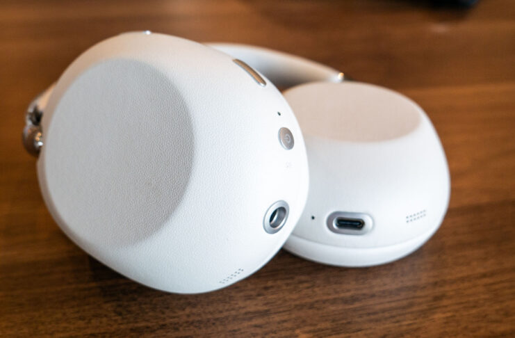 Image du casque 1000x THE COLLEXION de Sony posé sur une table en bois