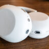 Évaluation du casque 1000X THE COLLEXION de Sony : fonctionnalités, qualité sonore et impressions Image du casque 1000x THE COLLEXION de Sony posé sur une table en bois
