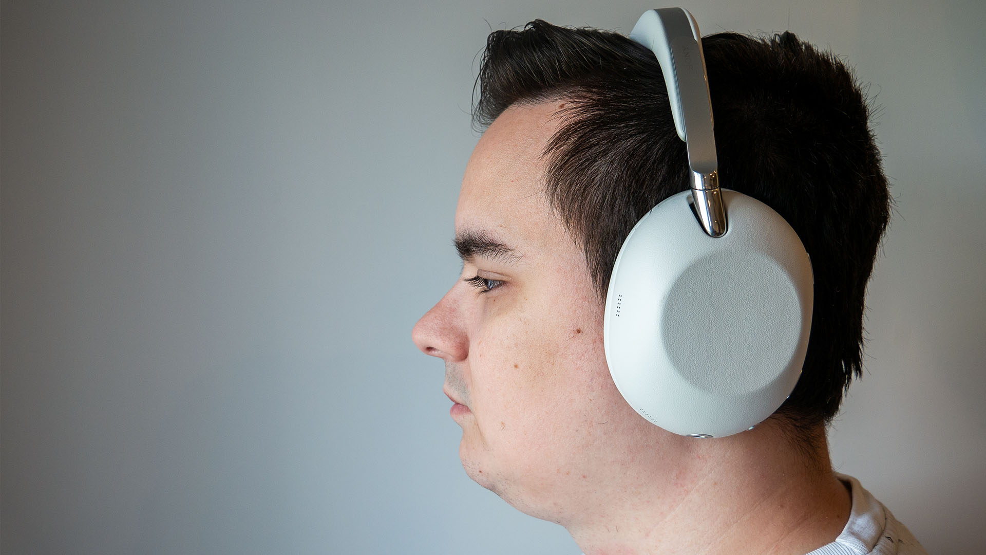 un homme portant le casque d'écoute 1000X THE COLLEXION de Sony lors d'un test produit