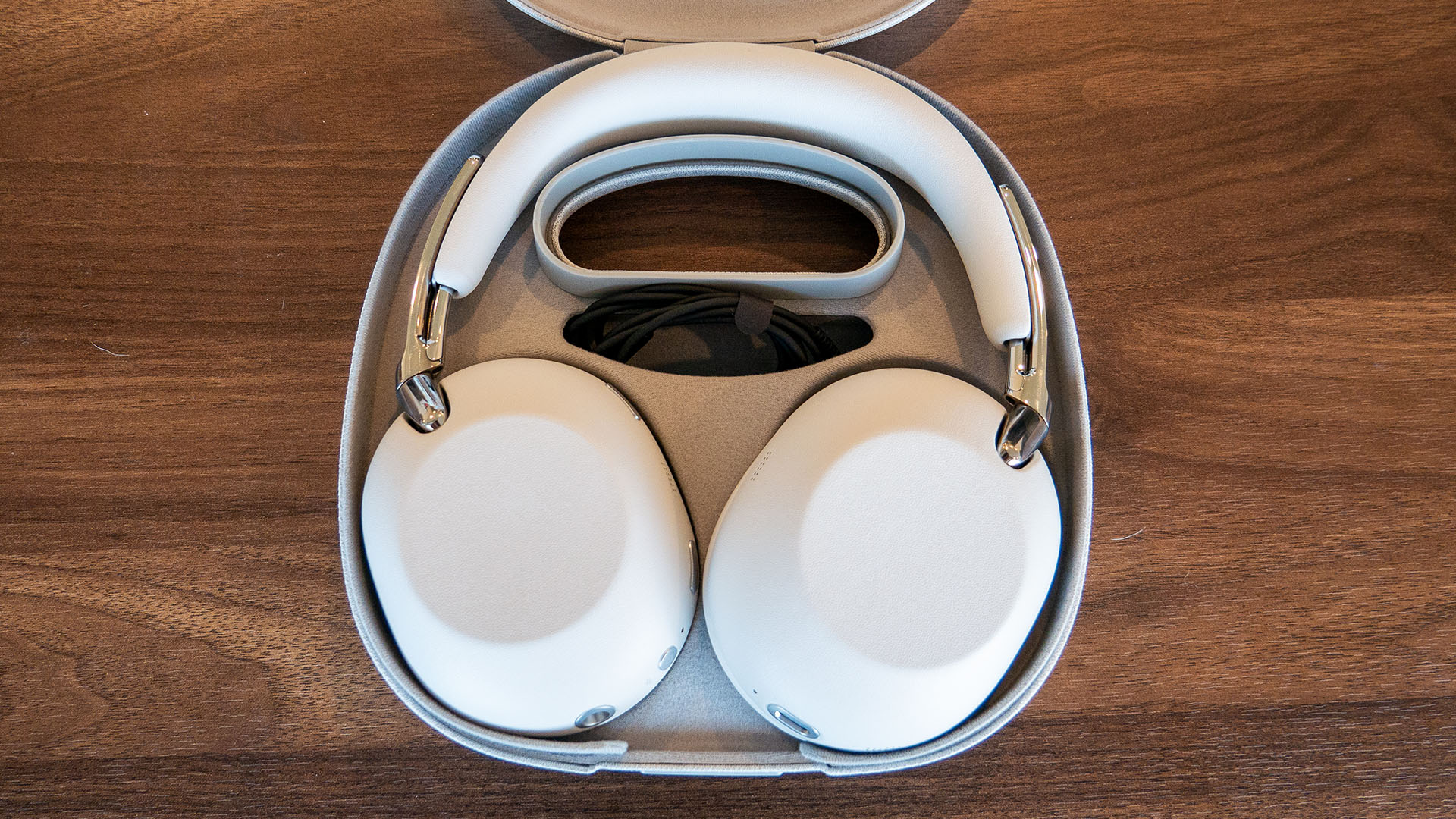 casque d'écoute 1000x THE COLLEXION de Sony avec son étui de protection sur une table en bois